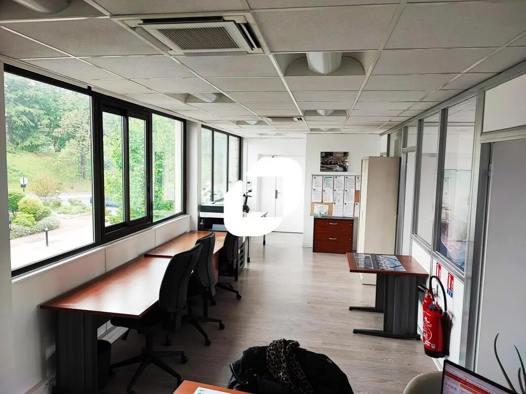 Office in Joinville-le-Pont for lease Interior Photo- Image 1 of 5
