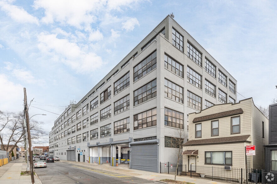 59-00 Decatur St, Ridgewood, NY for lease - Primary Photo - Image 1 of 35