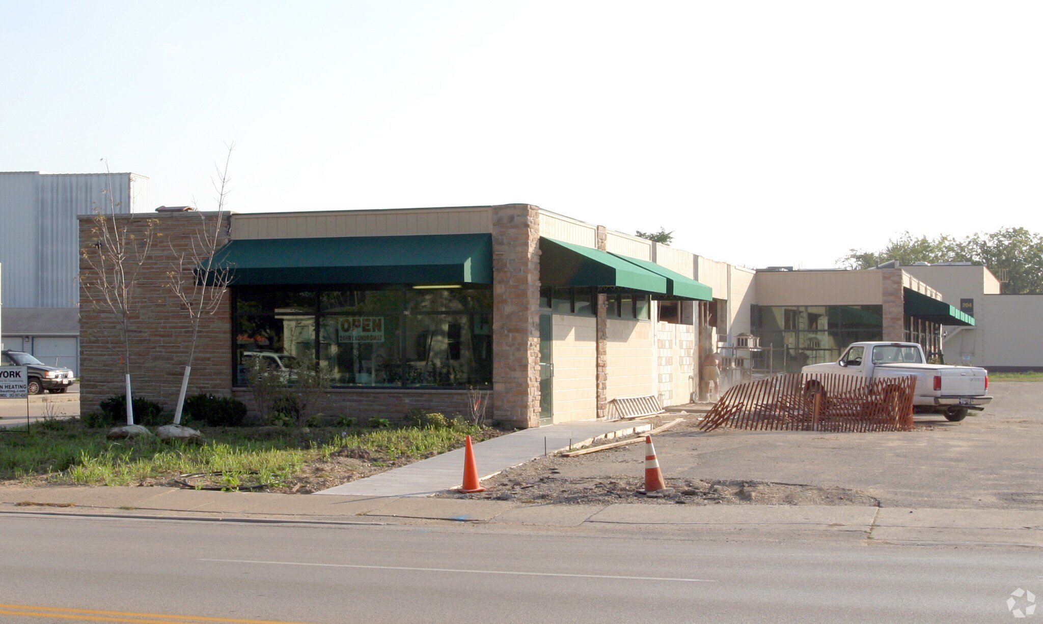 419 E Wisconsin Ave, Oconomowoc, WI for sale Primary Photo- Image 1 of 1