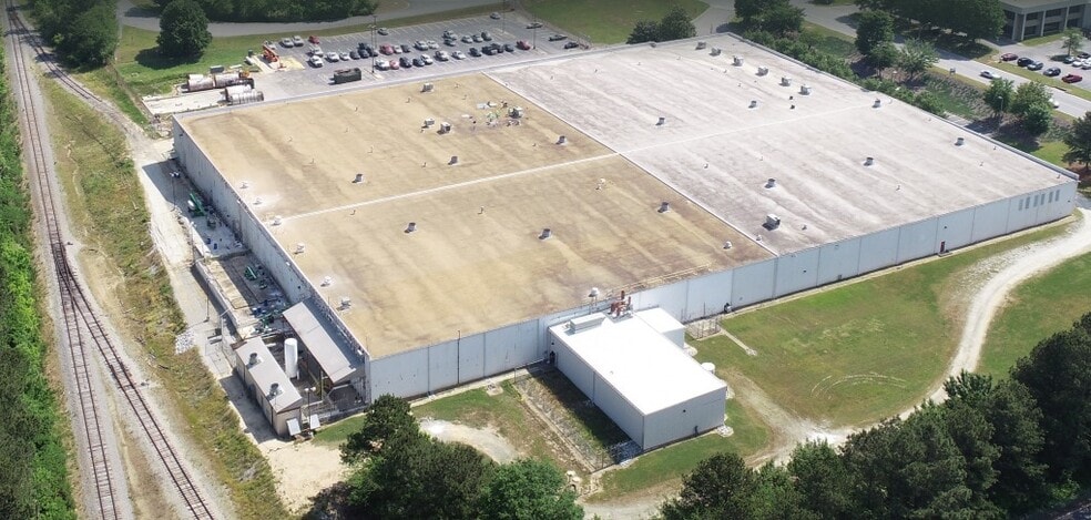 3700 Atlanta Industrial Pky N, Atlanta, GA for lease - Building Photo - Image 1 of 5