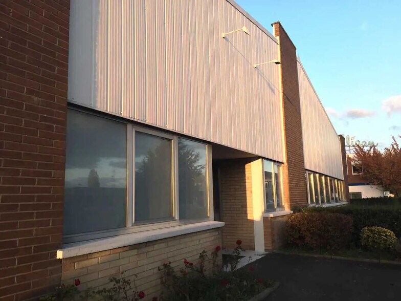 Flex in Lambersart for lease - Building Photo - Image 1 of 8