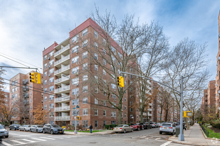 11050 71st Rd, Forest Hills, NY for sale - Primary Photo - Image 1 of 18