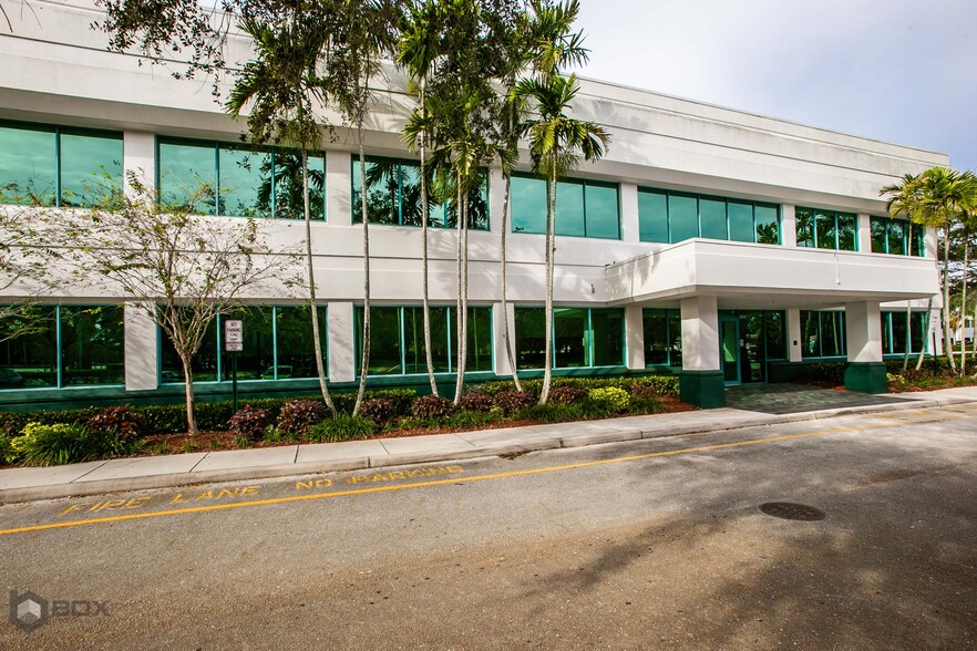 2690 Weston Rd, Weston, FL for lease - Building Photo - Image 1 of 7