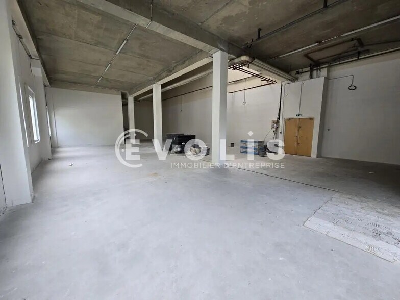 Flex in Villebon-sur-Yvette for lease - Interior Photo - Image 3 of 7