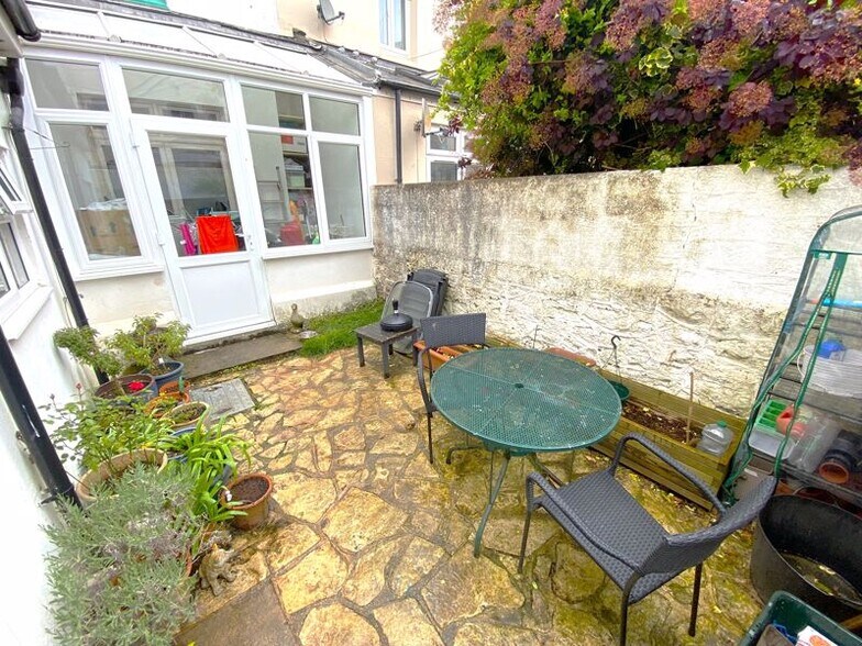 22 Garfield Rd, Paignton, TQ4 6AX Rosemead Guest House