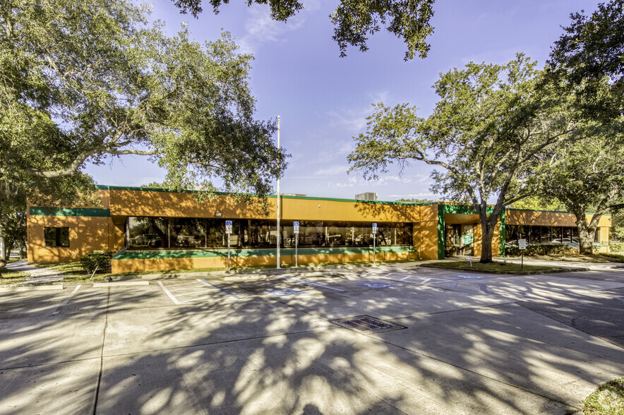 4411 W Tampa Bay Blvd, Tampa, FL for lease - Building Photo - Image 3 of 10