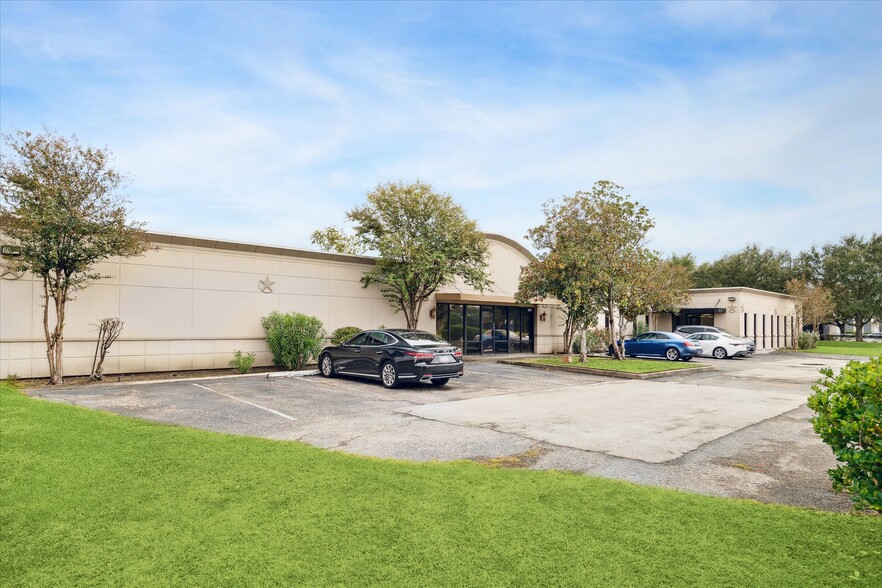 1702 Townhurst Dr, Houston, TX for lease - Building Photo - Image 3 of 11