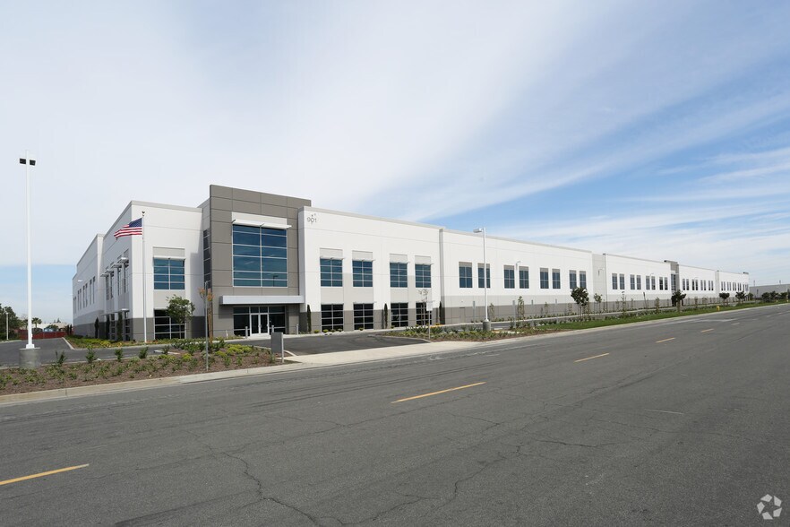 901 E 233rd St, Carson, CA for sale - Primary Photo - Image 1 of 1