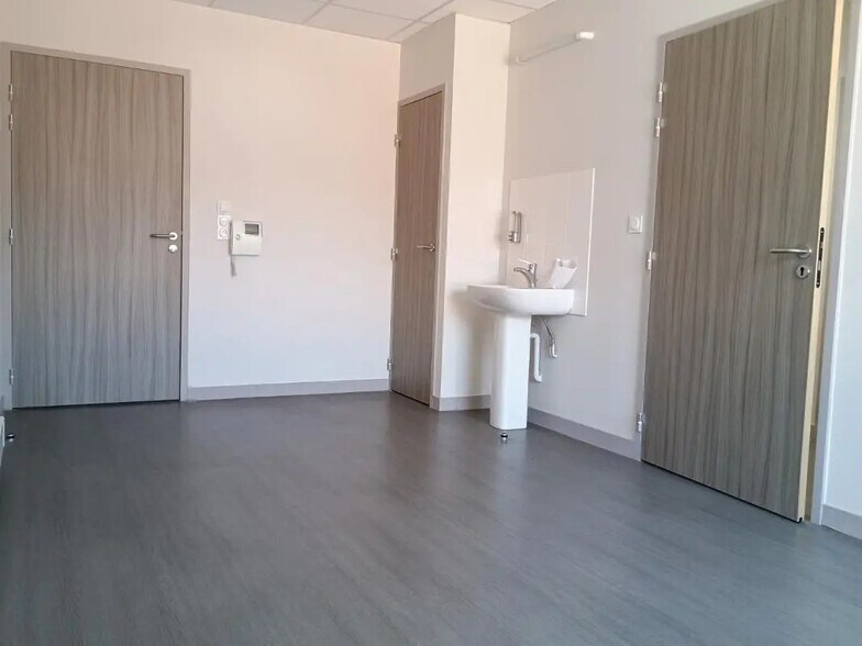 Flex in Heyrieux for lease - Interior Photo - Image 2 of 5