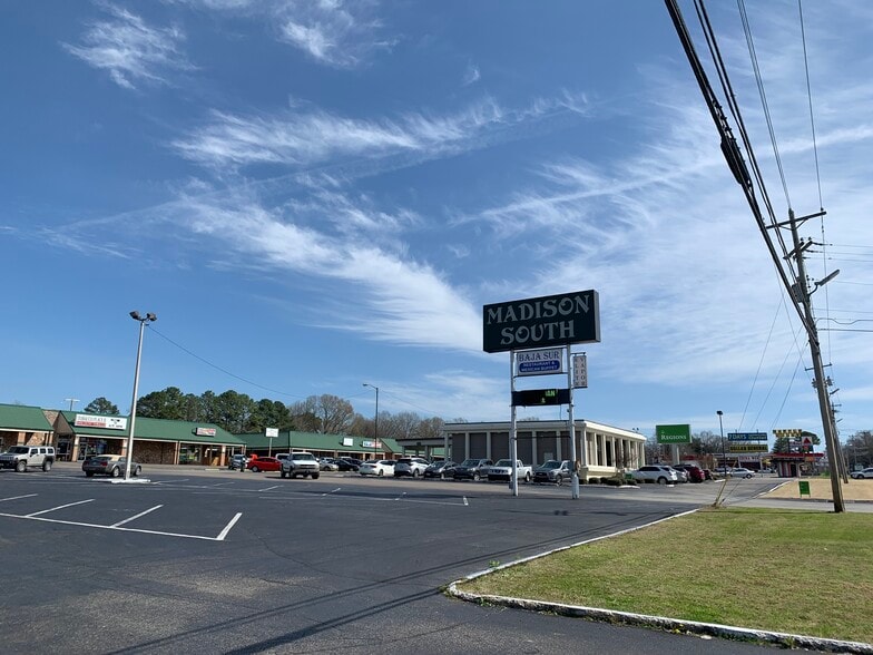 1654-1696 S Highland Ave, Jackson, TN for sale - Building Photo - Image 1 of 1