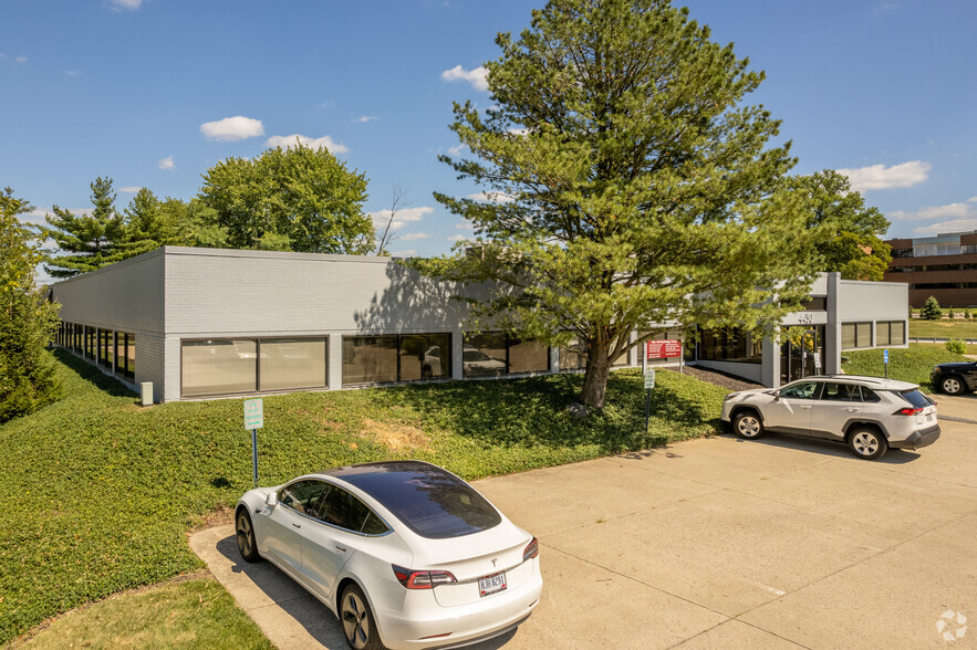 4420-4460 Carver Woods Dr, Blue Ash, OH for lease - Building Photo - Image 3 of 4