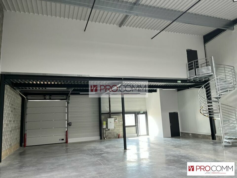Flex in Chartres for lease Building Photo- Image 1 of 5