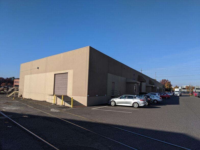 3317-3325 NW Yeon Ave, Portland, OR for lease - Building Photo - Image 3 of 12