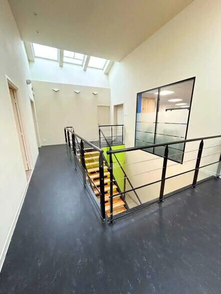 Office in Wambrechies for lease - Interior Photo - Image 2 of 5