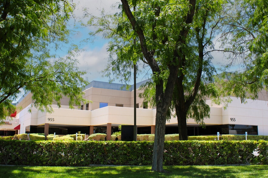 955 Grier Dr, Las Vegas, NV for lease - Building Photo - Image 1 of 7