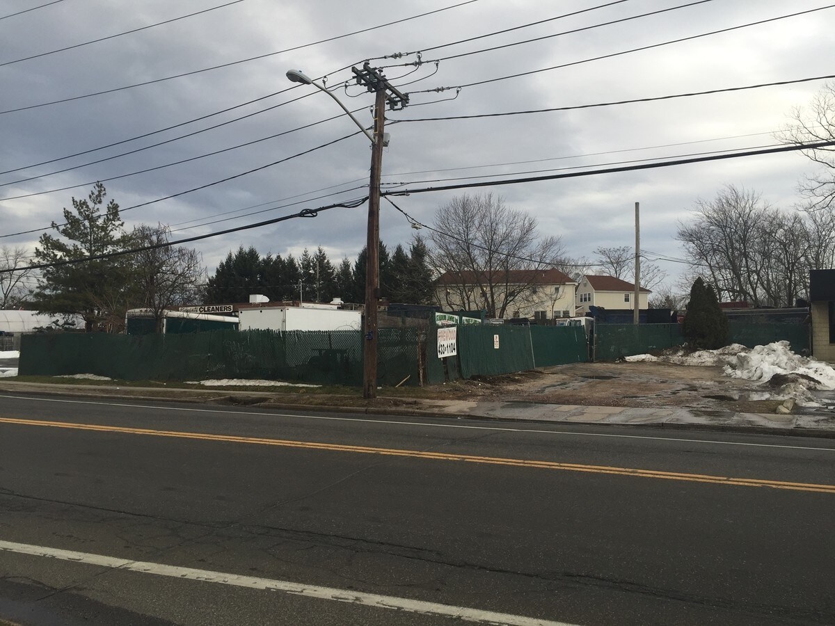 1499 Hicksville Rd, Massapequa, NY 11758