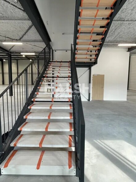 Flex in Corbas for lease - Building Photo - Image 3 of 18