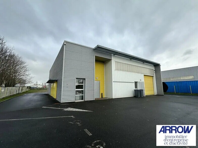 Flex in GRANDCHAMP-DES-FONTAINES for lease - Building Photo - Image 1 of 18