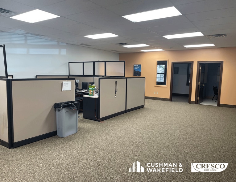 5611 Hudson Dr, Hudson, OH for lease - Interior Photo - Image 2 of 5