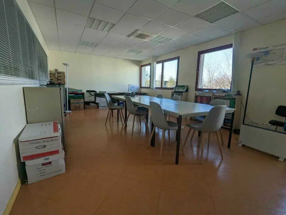 Office in Évreux for lease Interior Photo- Image 1 of 12
