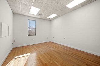 17 Lincoln St, Newton Highlands, MA for lease Interior Photo- Image 1 of 5