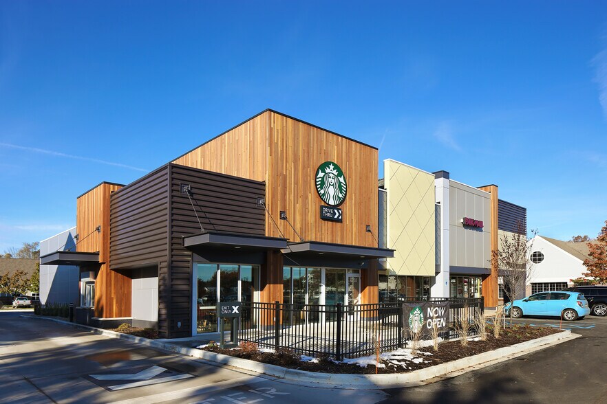 6755-6759 Cascade Rd SE, Grand Rapids, MI for sale - Building Photo - Image 1 of 1