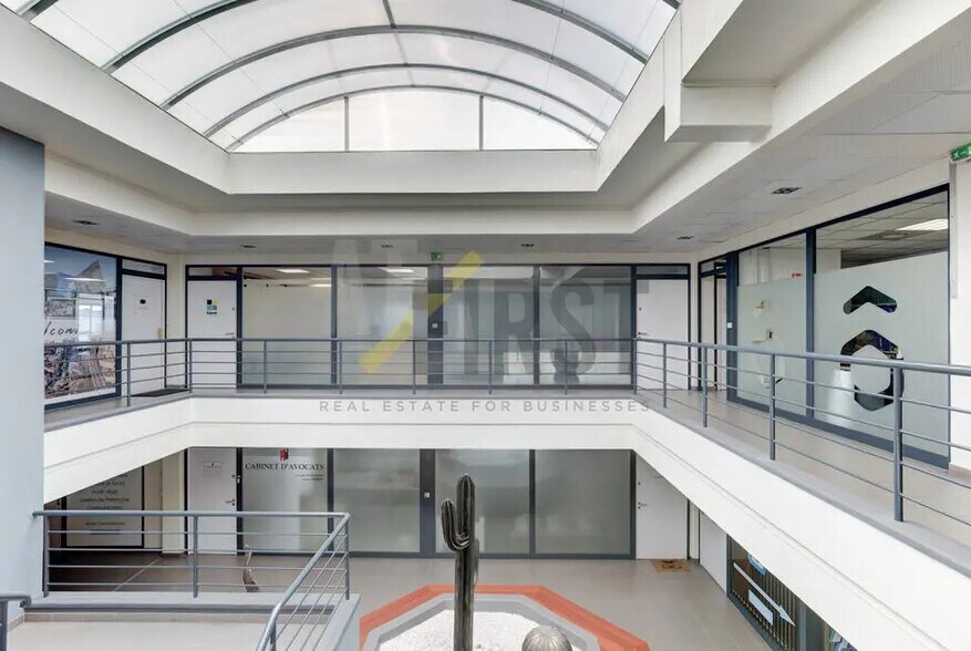 Office in Antibes for lease - Interior Photo - Image 3 of 9