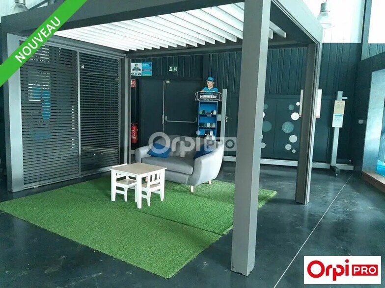 Retail in Valence for lease - Lobby - Image 3 of 5