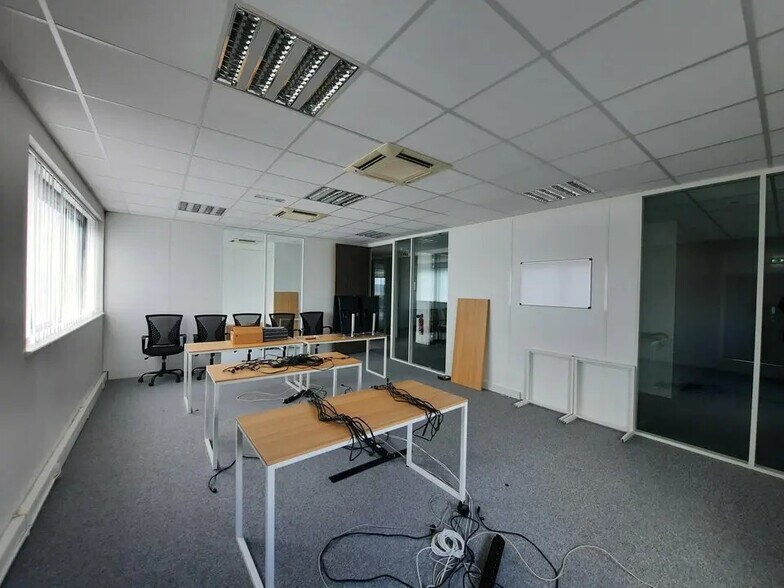 Office in Isneauville for lease - Building Photo - Image 3 of 14