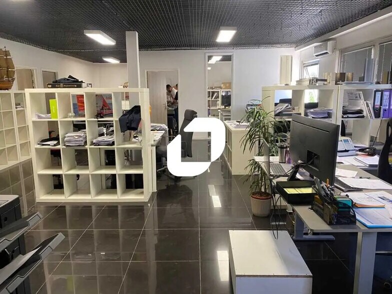 Office in Gennevilliers for lease - Building Photo - Image 2 of 13