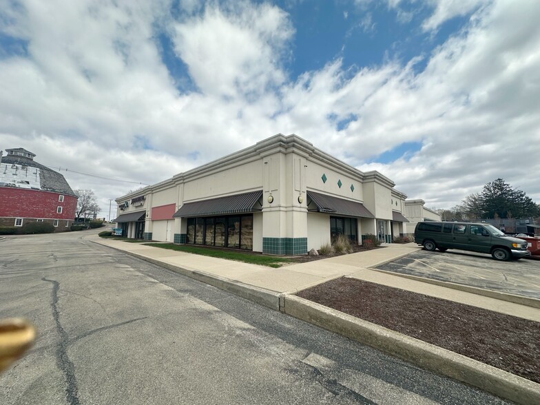1806-1808 Round Barn Rd, Champaign, IL for lease - Building Photo - Image 1 of 6