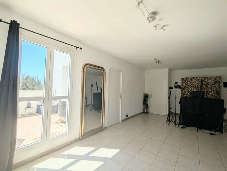 Retail in Avignon for sale - Interior Photo - Image 2 of 3