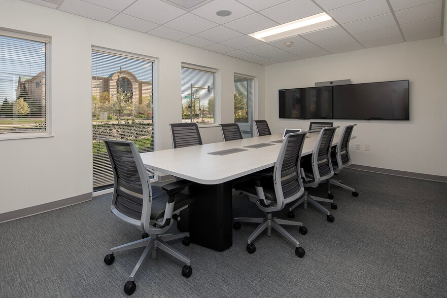 25209-25249 Country Club Blvd, North Olmsted, OH for lease - Building Photo - Image 3 of 7