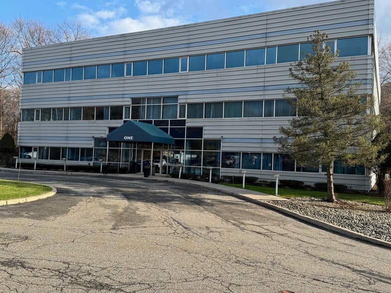 1 Corwin Ct, Newburgh, NY for lease - Building Photo - Image 2 of 26