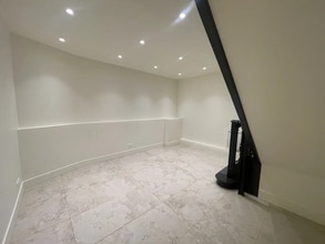 Retail in Paris for lease Interior Photo- Image 1 of 4