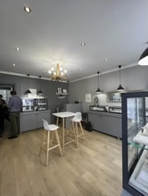 Retail in Paris for lease Interior Photo- Image 2 of 2