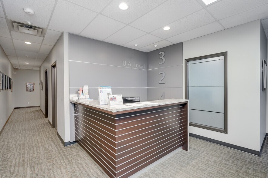 915 Esquimalt Rd, Victoria, BC for sale - Interior Photo - Image 3 of 6