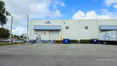 2349-2363 Stirling Rd, Fort Lauderdale, FL for lease Building Photo- Image 1 of 1