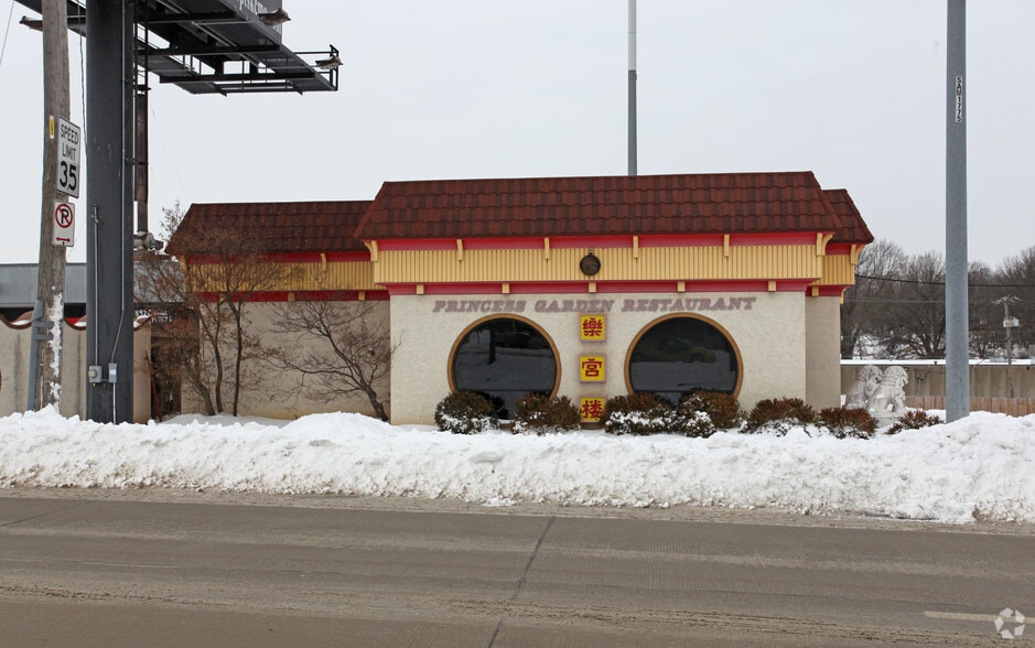 8906 Wornall Rd, Kansas City, MO for sale - Building Photo - Image 2 of 2