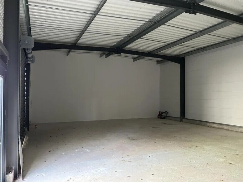 Flex in Montauban for lease - Interior Photo - Image 2 of 2