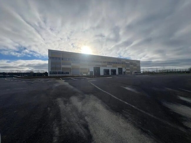 Location Entrepôt 176 m² à 10 843 m²