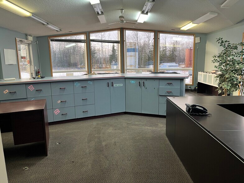301 Forrestry Dr, Opportunity No 17, AB for lease - Interior Photo - Image 3 of 6