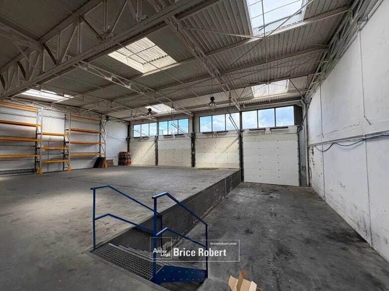 Office in Saint-Priest for lease - Interior Photo - Image 3 of 7