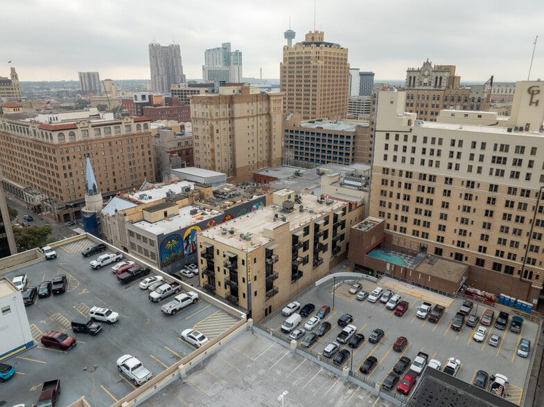 214 E Travis St, San Antonio, TX for lease - Building Photo - Image 3 of 24