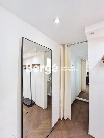 Retail in Cannes for lease - Interior Photo - Image 2 of 4