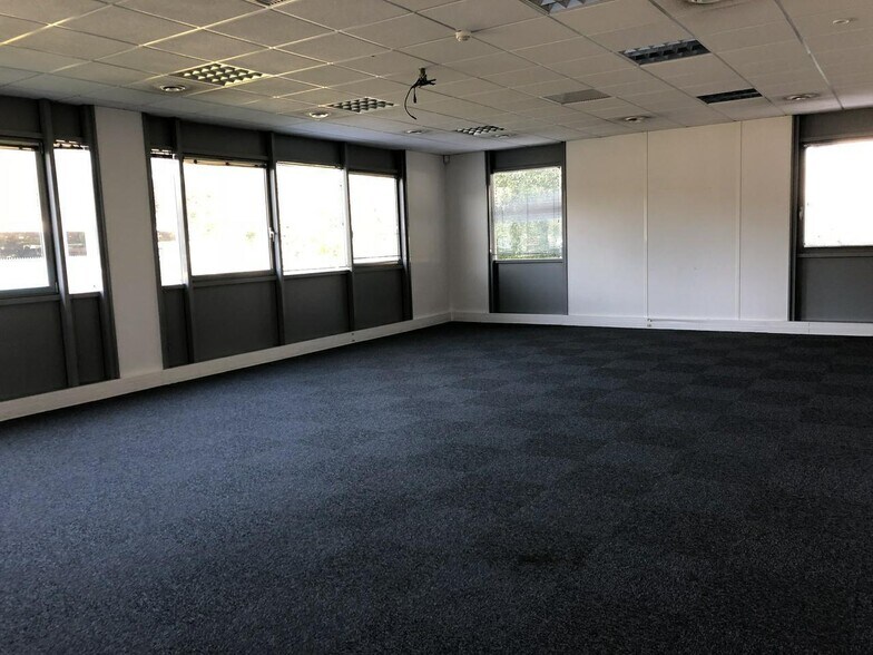 Office in Grenoble for lease - Building Photo - Image 2 of 3