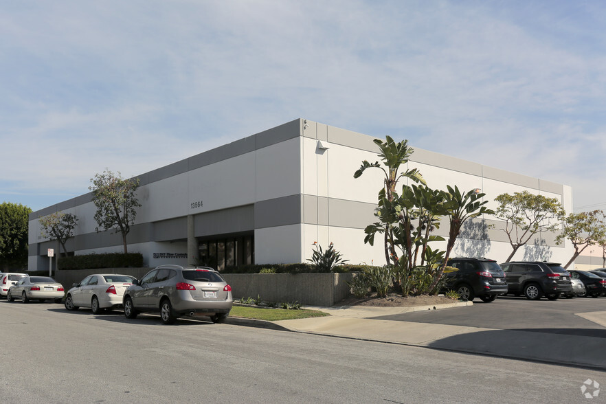 13560 Larwin Cir, Santa Fe Springs, CA for lease - Building Photo - Image 3 of 4