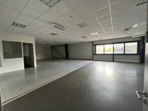 8 Rue Du Maréchal De Lattre De Tassigny, Élancourt for lease Building Photo- Image 2 of 4