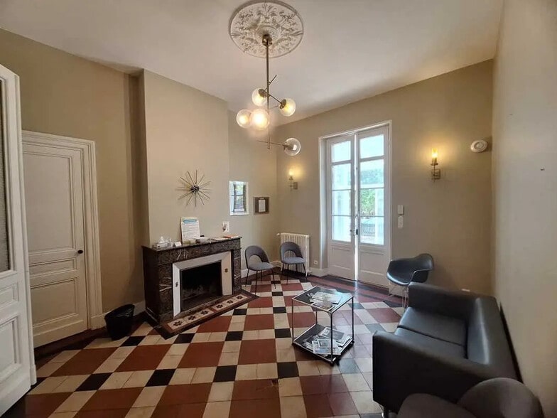 Office in Saint-Médard-en-Jalles for lease - Building Photo - Image 3 of 15