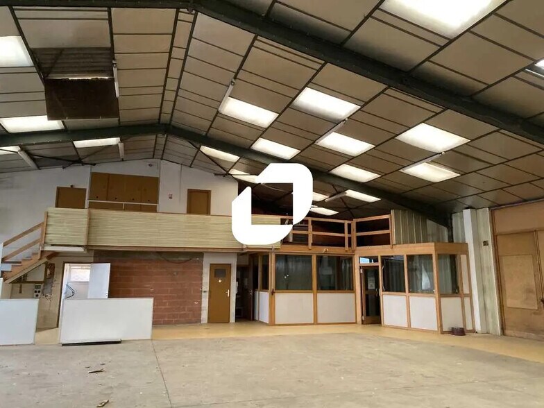 Flex in Pessac for lease - Interior Photo - Image 3 of 7